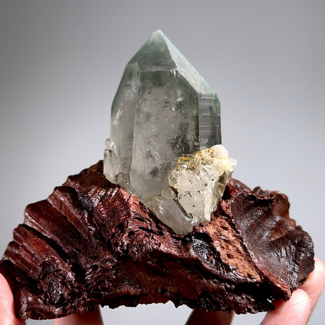 西藏老礦．喜馬拉雅綠幽靈藏晶 | 附底座 #資料庫水晶 122g (269-1)